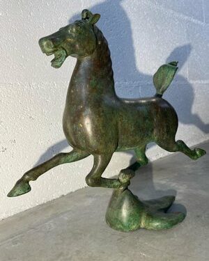 Statue antique en bronze patiné vert du cheval volant de Ganzu • Début du 20e siècle