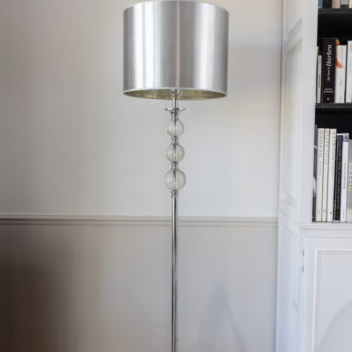 Lampadaire chromée et verre soufflé – Design 1970