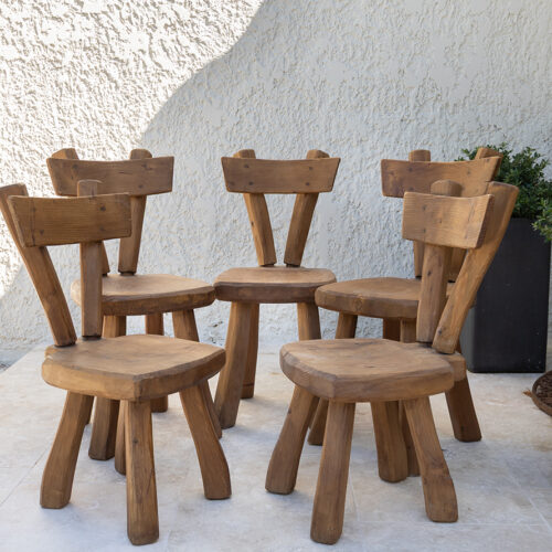 Ensemble de 5 chaises brutalistes en bois massif – France, vers 1970