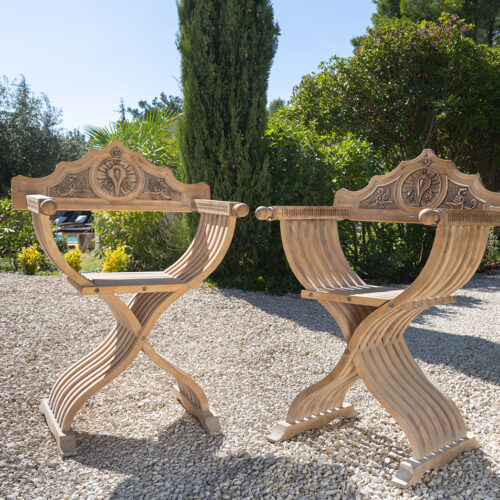 Paire de fauteuils pliants savonarola – Style Renaissance, bois sculpté