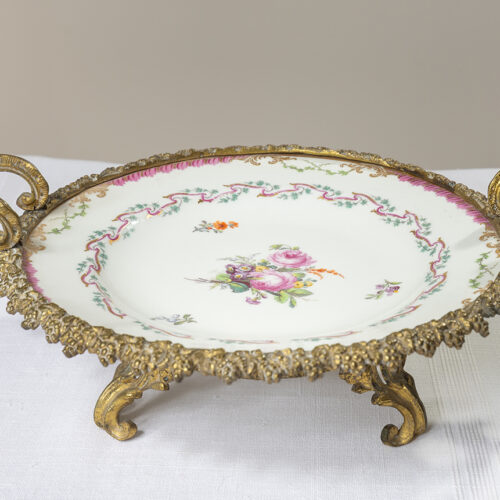 Plateau en porcelaine à décor floral – Monture en bronze doré, fin XIXᵉ